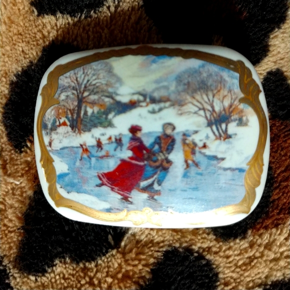 ⛸️Vintage Mural Ice Skating Theme BROOCH PIN 2" x 1.5" Invigorating - Picture 3 of 8
